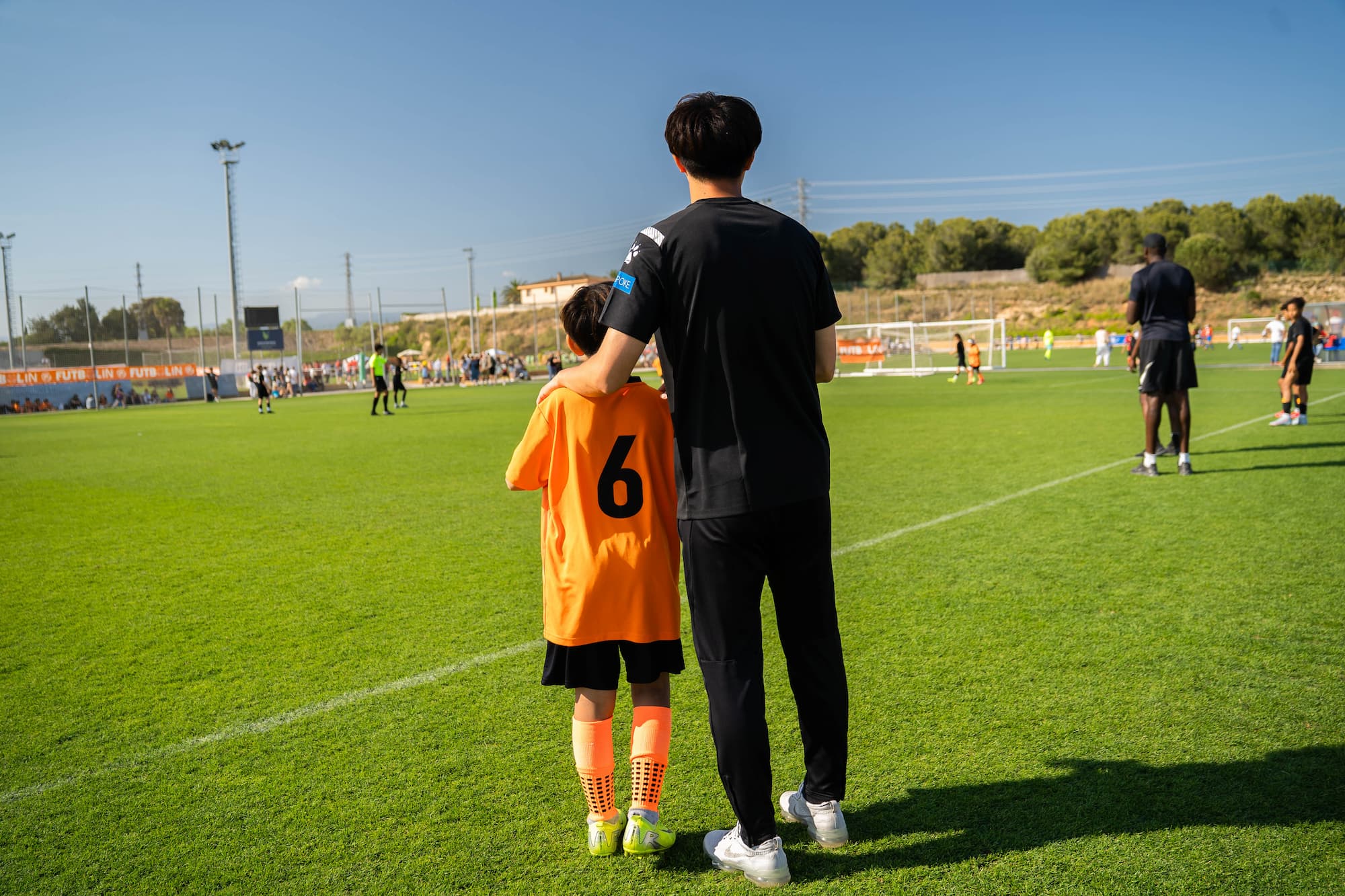 サッカーをする子どもたち2