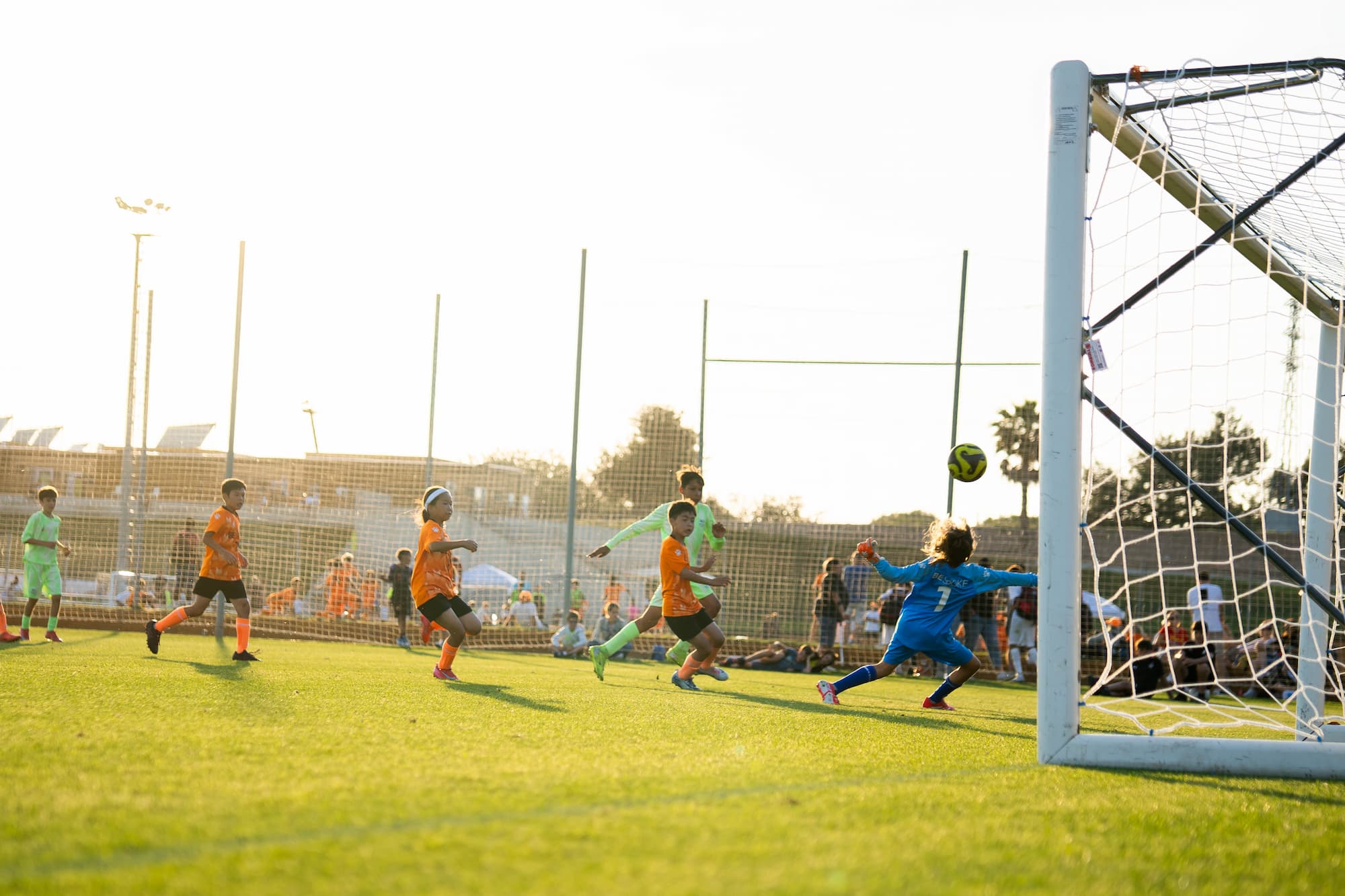 サッカーをする子どもたち3